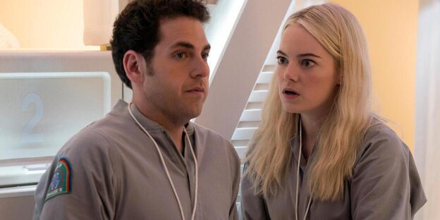 Szene aus "Maniac": Owen (Jonah Hill) und Annie (Emma Watson) stehen gleich gekleidet nebeneinander