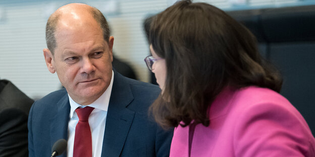Vizekanzler und Finanzminister Olaf Scholz im Gespräch mit SPD-Chefin Andrea Nahles Vizekanzler und Finanzminister Olaf Scholz im Gespräch mit SPD-Chefin Andrea Nahles