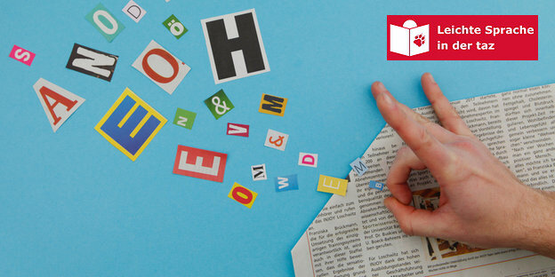 Eine Hand liegt auf einer Zeitung und schnipst Buchstabenschnipsel herum Eine Hand liegt auf einer Zeitung und schnipst Buchstabenschnipsel herum