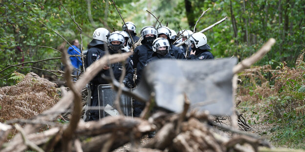 Vermummte Polizisten im Wald Vermummte Polizisten im Wald