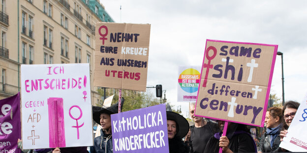 Demonstrierende mit Plakaten bei der Demo gegen den "Marsch für das Leben" Demonstrierende mit Plakaten bei der Demo gegen den "Marsch für das Leben"
