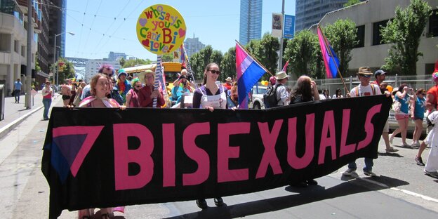 Eine Gruppe von BisexualitätaktivistInnen auf der San Francisco Pride. Eine Gruppe von BisexualitätaktivistInnen auf der San Francisco Pride.