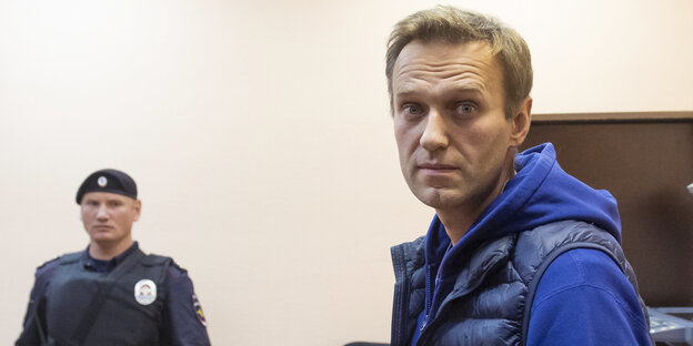 Ein Polizist guckt zu Alexej Nawalny Ein Polizist guckt zu Alexej Nawalny