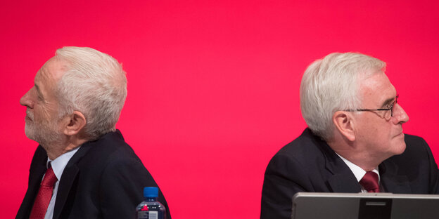 Jeremy Corbyn schaut nach links, John McDonnell schaut nach rechts Jeremy Corbyn schaut nach links, John McDonnell schaut nach rechts