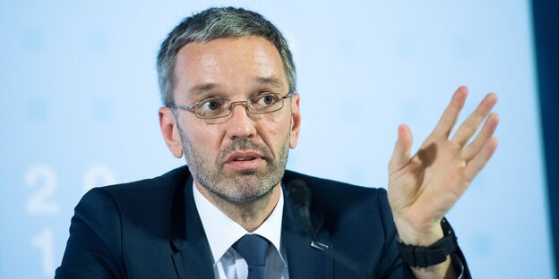 Österreichs Innenminister Heickl gestikuliert