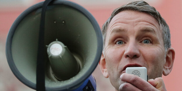 Björn Höcke mit Megafon Björn Höcke mit Megafon