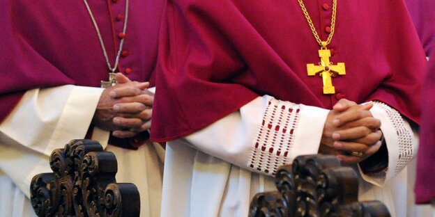 Gefaltete Hände von Bischöfen Gefaltete Hände von Bischöfen