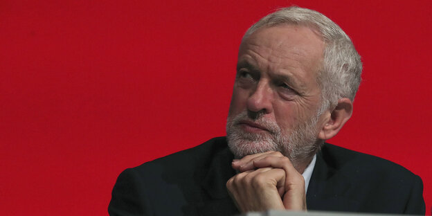 Jeremy Corbyn zieht die Augenbrauen zusammen Jeremy Corbyn zieht die Augenbrauen zusammen