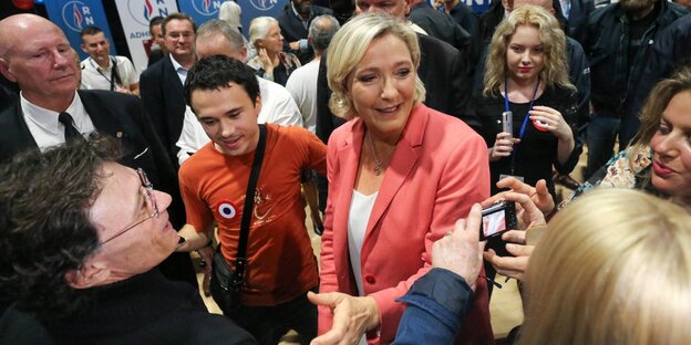 Marine Le Pen in Menschenmenge Marine Le Pen in Menschenmenge