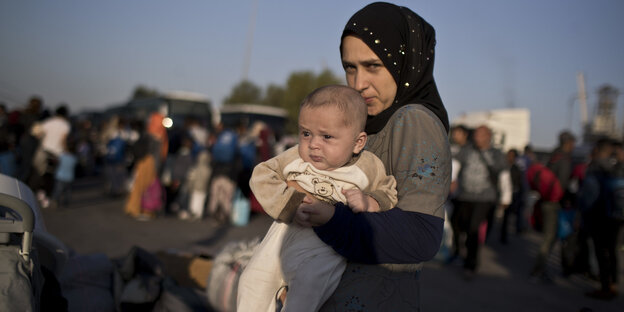 Eine Frau mit einem Baby im Flüchtlingscamp Moria Eine Frau mit einem Baby im Flüchtlingscamp Moria