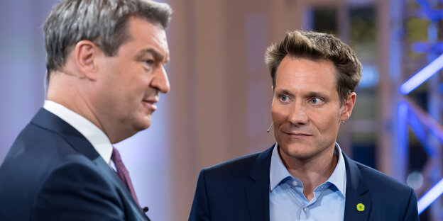 der bayerische Ministerpräsident Markus Söder steht neben dem grünen Spitzenkandidaten für die bayerische Landtagswahl Ludwig Hartmann der bayerische Ministerpräsident Markus Söder steht neben dem grünen Spitzenkandidaten für die bayerische Landtagswahl Ludwig Hartmann