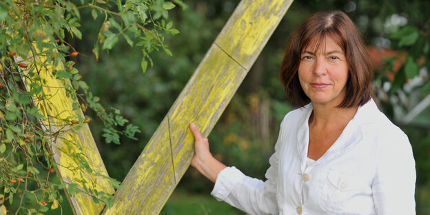 Rebecca Harms steht neben einem gelben Holzkreuz. Rebecca Harms steht neben einem gelben Holzkreuz.