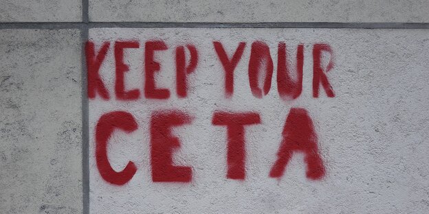 Schrift an Hauswand: Behaltet euer Ceta Schrift an Hauswand: Behaltet euer Ceta