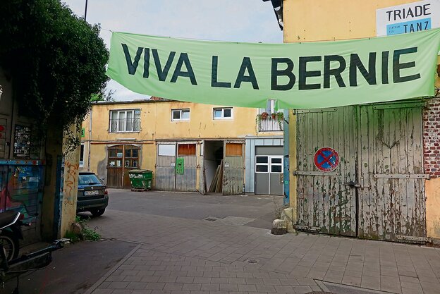 Über einem Hinterhof hängt ein Plakat mit der Aufschrift "Viva La Bernie". Über einem Hinterhof hängt ein Plakat mit der Aufschrift "Viva La Bernie".