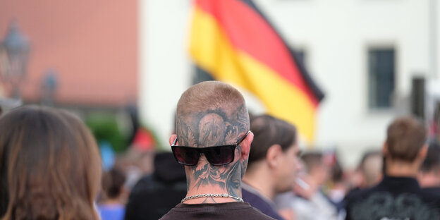 Ein Teilnehmer einer Demonstration von rechtsgerichteten Bündnissen trägt eine Sonnenbrille auf dem Hinterkopf Ein Teilnehmer einer Demonstration von rechtsgerichteten Bündnissen trägt eine Sonnenbrille auf dem Hinterkopf