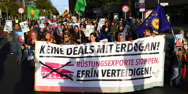 Menschen demonstrieren gegen Erdogan Menschen demonstrieren gegen Erdogan
