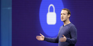 Mark Zuckerberg vor einem Datenschutz-Schloss-Symbol