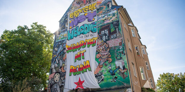 An einer Hauswand in der nähe der Zentralmoschee hängt ein Transparent mit der Aufschrift «Erdogan not welcome, Solidarität mit Rojava». An einer Hauswand in der nähe der Zentralmoschee hängt ein Transparent mit der Aufschrift «Erdogan not welcome, Solidarität mit Rojava».