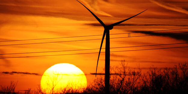 Ein Windrad bei Sonnenuntergang Ein Windrad bei Sonnenuntergang