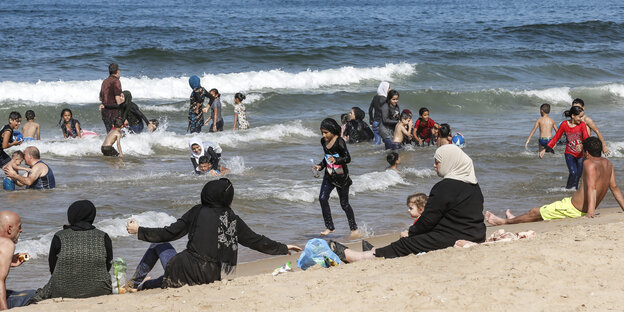 Syrische Flüchtlinge am Strand in Beirut Syrische Flüchtlinge am Strand in Beirut