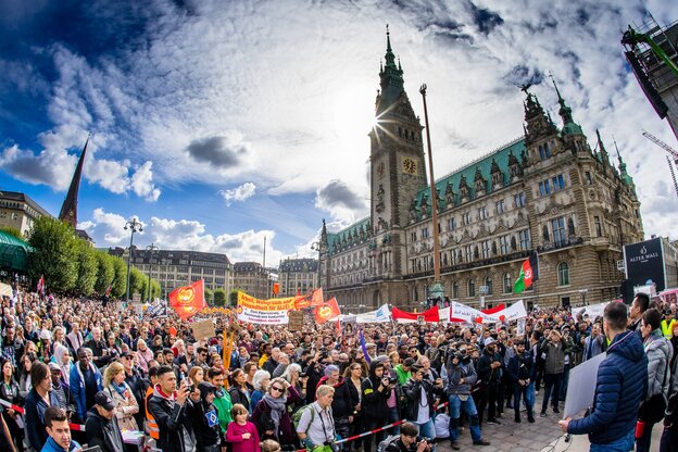 Menschen demonstrieren im Hamburg vor dem Radhaus Menschen demonstrieren im Hamburg vor dem Radhaus