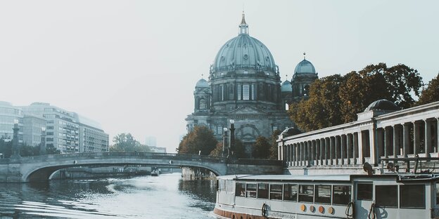 Der Berliner Dom von der Spree aus gesehen im Nebel