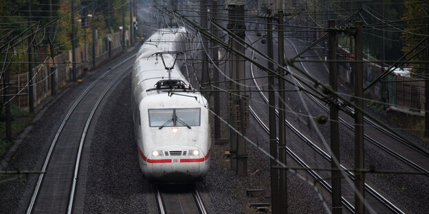 Eine Bahn fährt Eine Bahn fährt