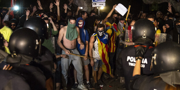 Demonstranten stehen vor der Polizei Demonstranten stehen vor der Polizei