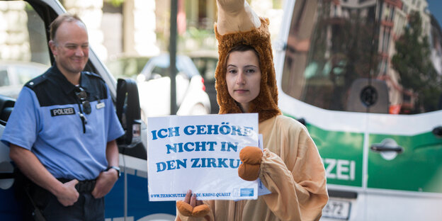 Eine Demonstrantin im Kamel-Kostüm trägt ein Schild mit der Aufschrift: "Ich gehöre nicht in den Zirkus". Eine Demonstrantin im Kamel-Kostüm trägt ein Schild mit der Aufschrift: "Ich gehöre nicht in den Zirkus".