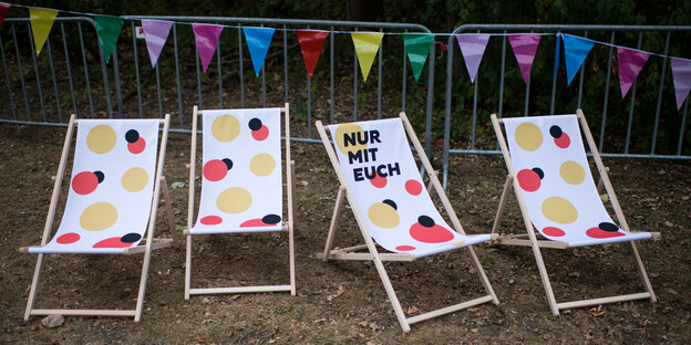 Leere Sonnenstühle stehen auf der Bürgerfestmeile nach dem Start der Feierlichkeiten zum Tag der Deutschen Einheit Leere Sonnenstühle stehen auf der Bürgerfestmeile nach dem Start der Feierlichkeiten zum Tag der Deutschen Einheit