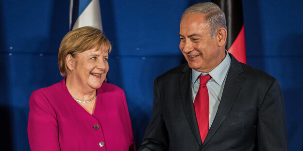 Bundeskanzlerin Angela Merkel und der israelische Premierminister Benjamin Netanhaju stehen lächelnd nebeneinander Bundeskanzlerin Angela Merkel und der israelische Premierminister Benjamin Netanhaju stehen lächelnd nebeneinander