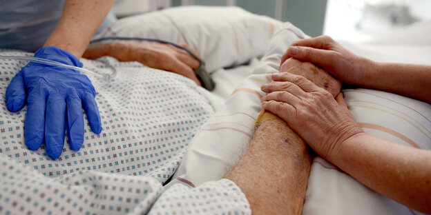 Pflegekräfte betreuen Patienten im Krankenhaus Pflegekräfte betreuen Patienten im Krankenhaus