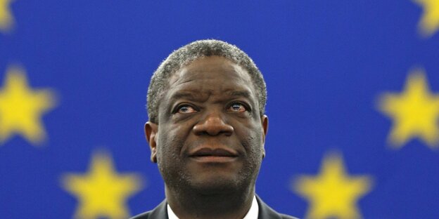 Denis Mukwege vor der Europaflagge