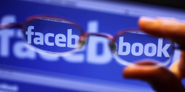 Facebook datenjournalistisch auswerten: Eine Brille vor dem Facebook-Logo Facebook datenjournalistisch auswerten: Eine Brille vor dem Facebook-Logo