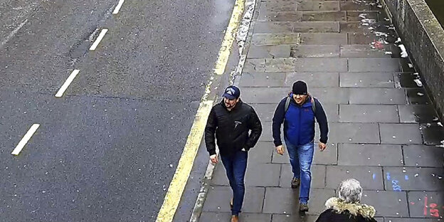 Zwei Passbilder eines Mannes nebeneinander. Angeblich soll es sich um Alexander Jewgeniwitsch Mischkin handeln, sagt die Recherche-Website Bellingcat Zwei Passbilder eines Mannes nebeneinander. Angeblich soll es sich um Alexander Jewgeniwitsch Mischkin handeln, sagt die Recherche-Website Bellingcat