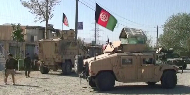 In Afghanistan steht ein gepanzerter Wagen auf einer Kreuzung In Afghanistan steht ein gepanzerter Wagen auf einer Kreuzung