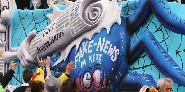 in Motivwagen der das Thema "Fake News" aufgreift. in Motivwagen der das Thema "Fake News" aufgreift.