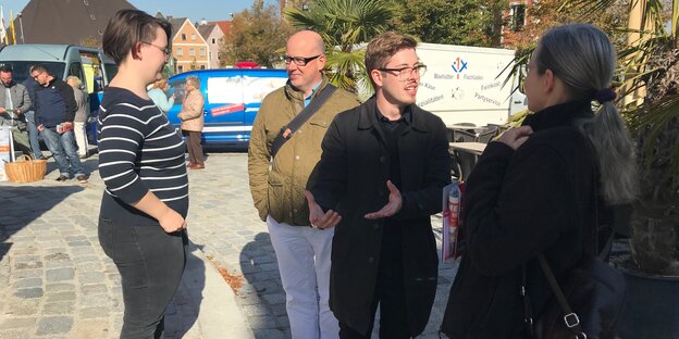 Eva Kappl und Marius Brey leisten Überzeugungsarbeit auf dem Marktplatz in Burglengenfeld Eva Kappl und Marius Brey leisten Überzeugungsarbeit auf dem Marktplatz in Burglengenfeld