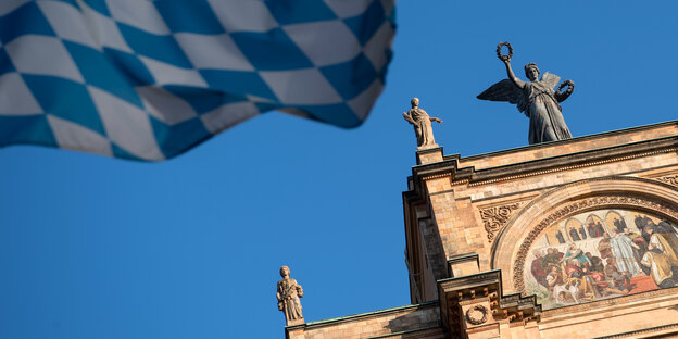 Eine Bayernflagge weht vor dem bayerischen Landtag Eine Bayernflagge weht vor dem bayerischen Landtag