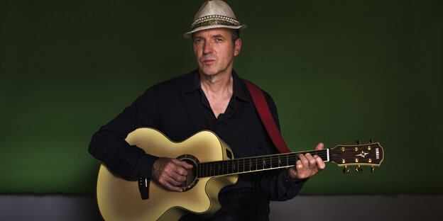 Der Sänger Funny van Dannen mit Gitarre Der Sänger Funny van Dannen mit Gitarre