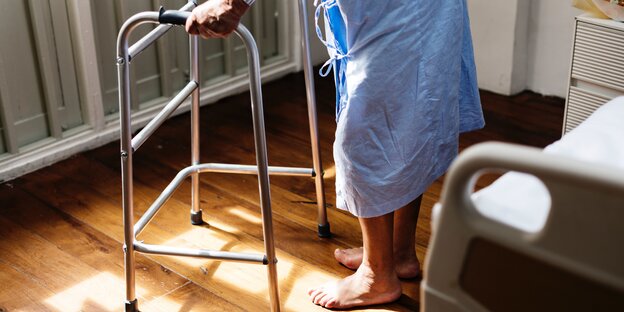 Füße und Hände einer Frau an einem Rollator Füße und Hände einer Frau an einem Rollator