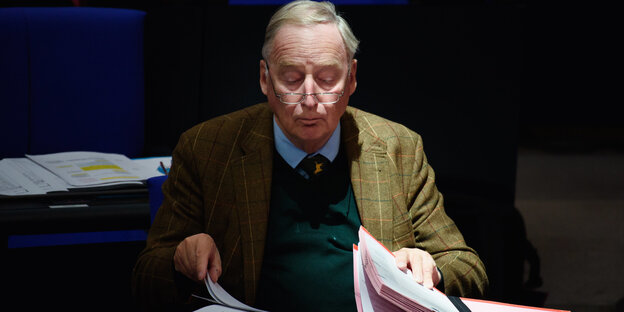 Alexander Gauland sitzt im Dunkeln, nur von rechts fällt Licht auf ihn Alexander Gauland sitzt im Dunkeln, nur von rechts fällt Licht auf ihn