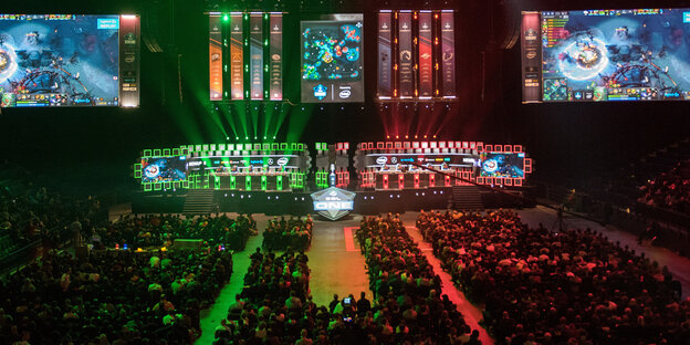 E-Sportler sitzen an langen Tischreihen bei einem Wettkampf in einer Halle in Hamburg. E-Sportler sitzen an langen Tischreihen bei einem Wettkampf in einer Halle in Hamburg.