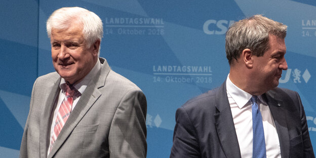 Bundesinneminister Horst Seehofer und der bayrische Ministerpräsident Markus Söder stehen während einer Wahlkampfkundgebung im Stadttheater auf der Bühne. Bundesinneminister Horst Seehofer und der bayrische Ministerpräsident Markus Söder stehen während einer Wahlkampfkundgebung im Stadttheater auf der Bühne.
