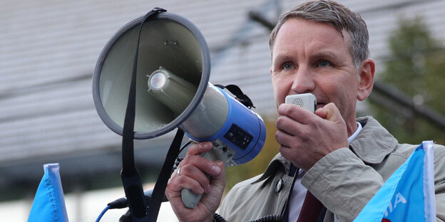 Thüringer Partei- und Fraktionschef der AfD, Björn Höcke, spricht über ein Megaphon. Thüringer Partei- und Fraktionschef der AfD, Björn Höcke, spricht über ein Megaphon.