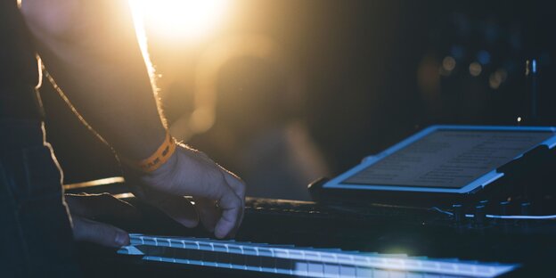 Ein Musiker spielt Keyboard Ein Musiker spielt Keyboard
