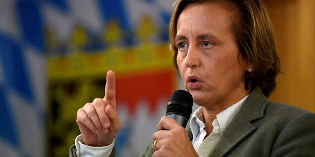 AfD-Politikerin Beatrix von Storch mit erhobenem Zeigefinger AfD-Politikerin Beatrix von Storch mit erhobenem Zeigefinger