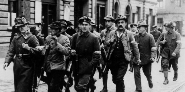 Soldaten laufen auf einer Straße Soldaten laufen auf einer Straße