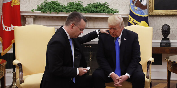 Brunson kniet neben Trump und betet für ihn Brunson kniet neben Trump und betet für ihn
