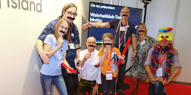 Leute mit Masken und Schnurrbärten Leute mit Masken und Schnurrbärten